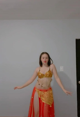 1. Hot Kim Muñoz in Bra while doing Belly Dance