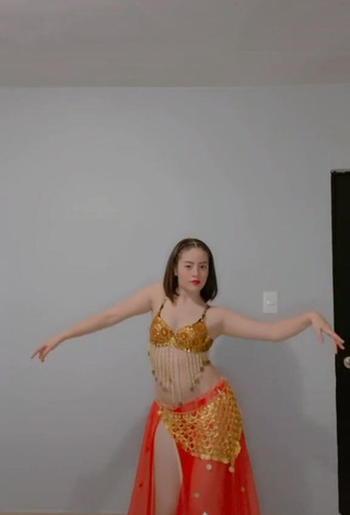 Hot Kim Muñoz in Bra while doing Belly Dance