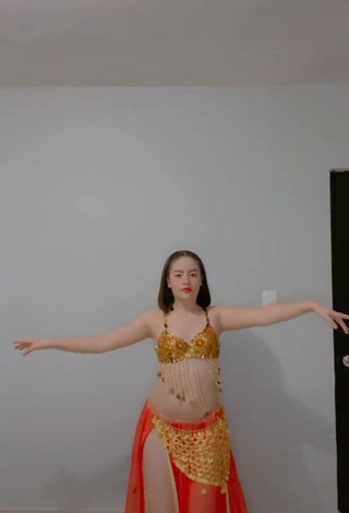 3. Hot Kim Muñoz in Bra while doing Belly Dance