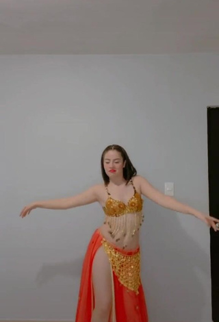 4. Hot Kim Muñoz in Bra while doing Belly Dance