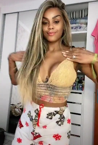 1. Sexy Lais Cristina Oliveira Shows Cleavage in Crop Top