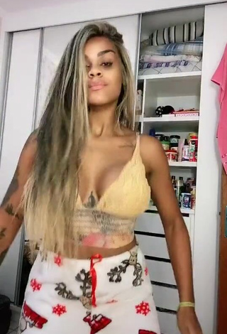 Sexy Lais Cristina Oliveira Shows Cleavage in Crop Top