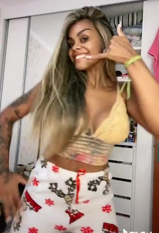 3. Sexy Lais Cristina Oliveira Shows Cleavage in Crop Top