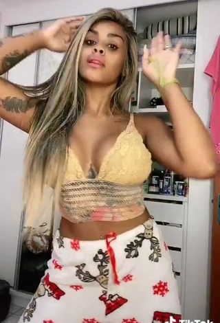 4. Sexy Lais Cristina Oliveira Shows Cleavage in Crop Top