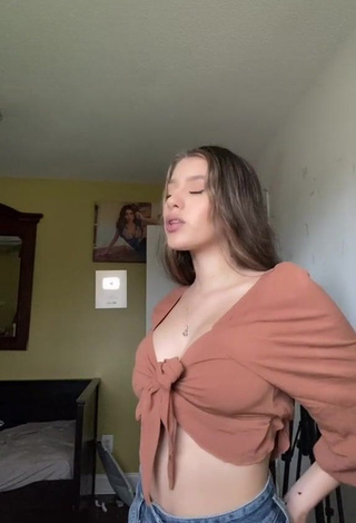 1. Sexy Lauri MF García Shows Cleavage in Brown Crop Top