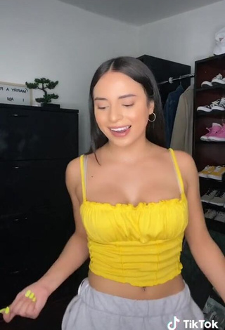 4. Beautiful Leslie Contreras Shows Cleavage in Sexy Crop Top