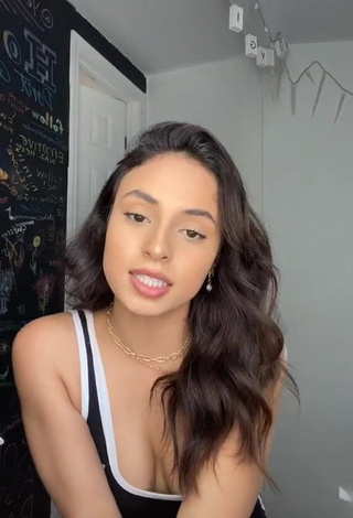 3. Sexy Leslie Contreras Shows Cleavage in Black Top