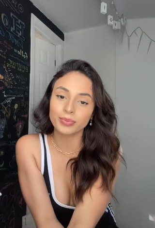 4. Sexy Leslie Contreras Shows Cleavage in Black Top