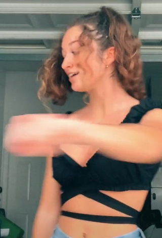 4. Sweetie Lia Jakubowski Shows Cleavage in Black Crop Top