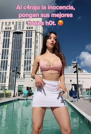 3. Sexy Andrea Caro Shows Cleavage in Pink Crop Top at the Swimming Pool