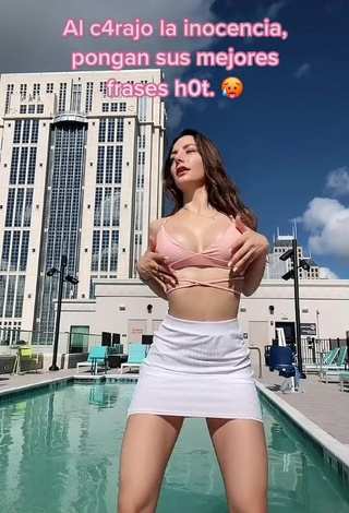 4. Sexy Andrea Caro Shows Cleavage in Pink Crop Top at the Swimming Pool