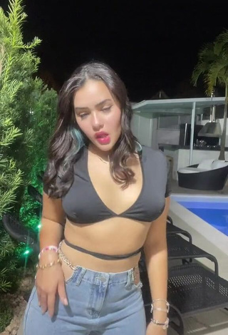 1. Hot Lorrayne Oliveira in Black Crop Top