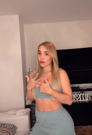 1. Hot Luisa Fernanda Cataño Ríos Shows Cleavage in Grey Crop Top