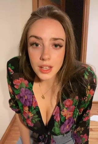 1. Pretty Magui Ansuz Shows Cleavage in Floral Crop Top