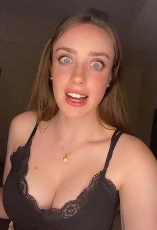 Seductive Magui Ansuz Shows Cleavage in Black Top