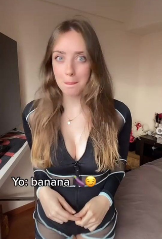 4. Sexy Magui Ansuz Shows Cleavage in Black Overall