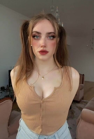 Adorable Magui Ansuz Shows Cleavage in Seductive Beige Crop Top