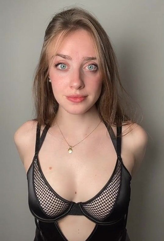 Magui Ansuz is Showing Cute Cleavage