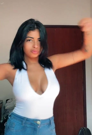 1. Sexy MC Lya Shows Cleavage in White Top