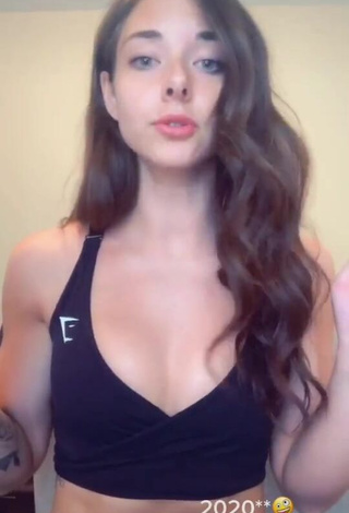 4. Sexy Morgan Vera Shows Cleavage in Black Crop Top