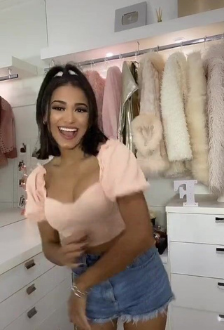 Sexy Nanda Caroll Shows Cleavage in Pink Crop Top