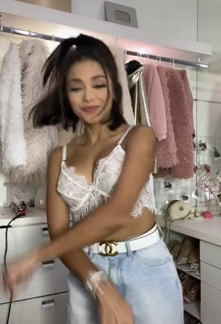 1. Beautiful Nanda Caroll Shows Cleavage in Sexy White Crop Top