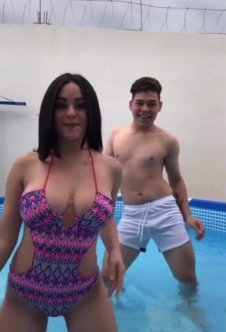 3. Hot Ónice Flores Shows Cleavage in Swimsuit at the Swimming Pool and Bouncing Big Boobs