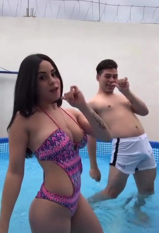 4. Hot Ónice Flores Shows Cleavage in Swimsuit at the Swimming Pool and Bouncing Big Boobs