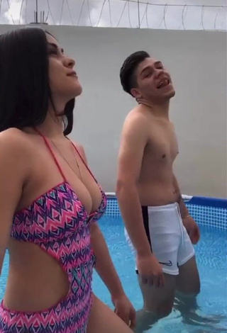 4. Sexy Ónice Flores Shows Cleavage in Swimsuit at the Swimming Pool