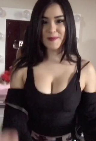 4. Seductive Ónice Flores Shows Cleavage in Black Crop Top and Bouncing Boobs