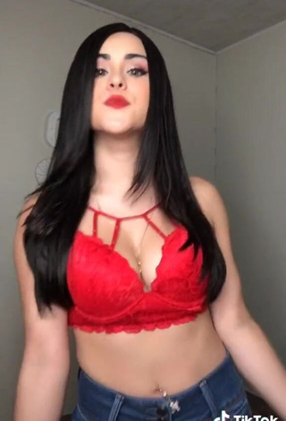 4. Sexy Ónice Flores Shows Cleavage in Red Bra