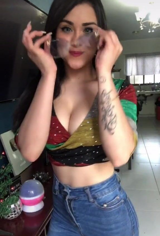 3. Pretty Ónice Flores Shows Cleavage in Crop Top