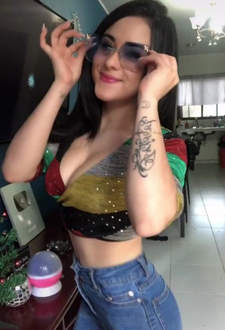 4. Pretty Ónice Flores Shows Cleavage in Crop Top