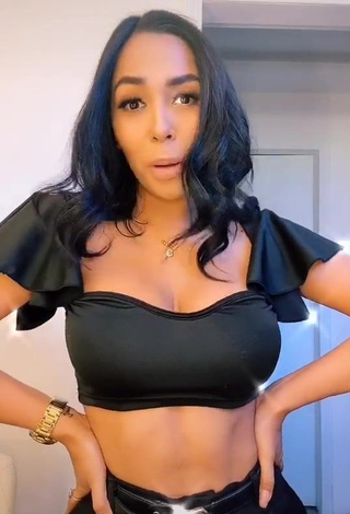 3. Sweetie Pao Castillo Shows Cleavage in Black Crop Top