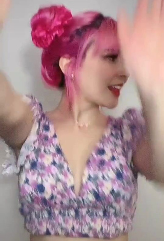 1. Hot Poli Сoloridas in Floral Crop Top and Bouncing Boobs