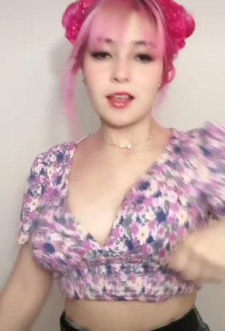 3. Hot Poli Сoloridas in Floral Crop Top and Bouncing Boobs