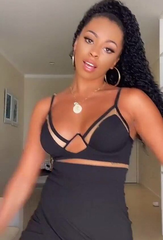 1. Hot Ramana Borba Shows Cleavage in Black Crop Top and Bouncing Boobs