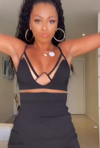 4. Hot Ramana Borba Shows Cleavage in Black Crop Top and Bouncing Boobs