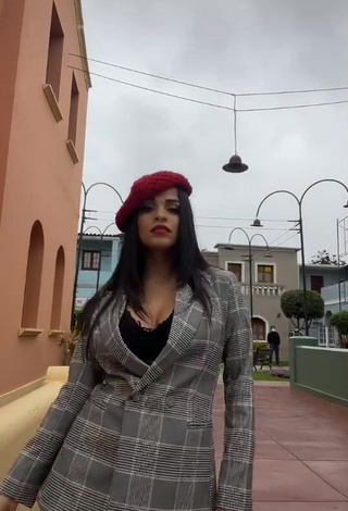 Sexy Raysa Ortiz Shows Cleavage in a Street