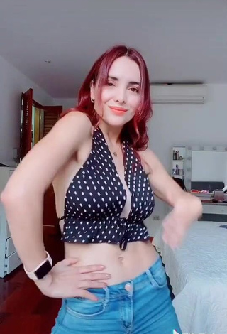 3. Erotic Rosángela Espinoza Shows Cleavage in Polka Dot Crop Top