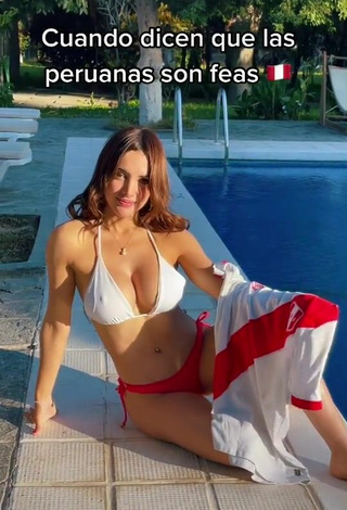 Erotic Rosángela Espinoza Shows Cleavage in Bikini at the Swimming Pool