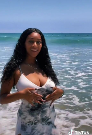 4. Sexy Sharan Jones at the Beach without Brassiere and Bouncing Boobs