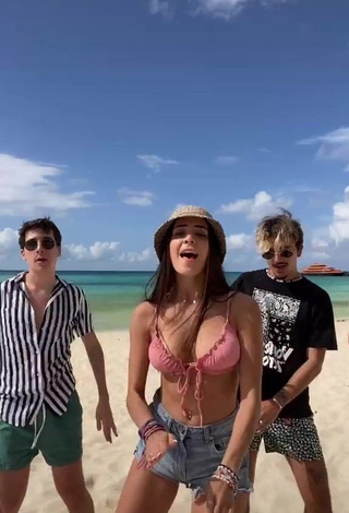 4. Hot María Sabina Hidalgo Paño Shows Cleavage in Pink Bikini Top at the Beach