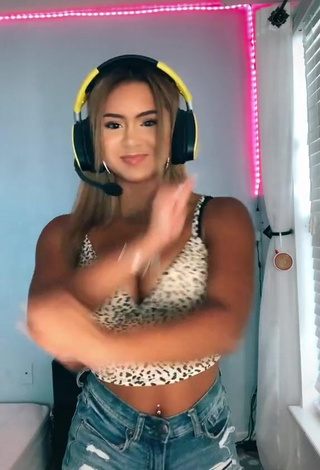 Sweetie Shayla Marie Shows Cleavage in Crop Top and Bouncing Big Tits