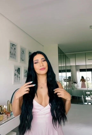 1. Sexy Simaria Mendes Shows Cleavage in Pink Dress