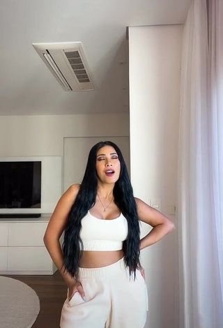 Hot Simaria Mendes Shows Cleavage in White Crop Top