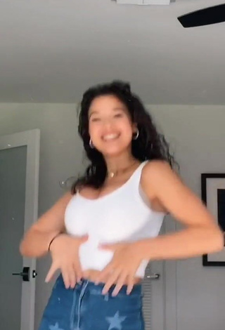 4. Elegant Sofia Gomez Shows Cleavage in White Crop Top and Bouncing Big Boobs