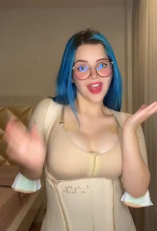 Sexy Sonicoloridas Shows Cleavage