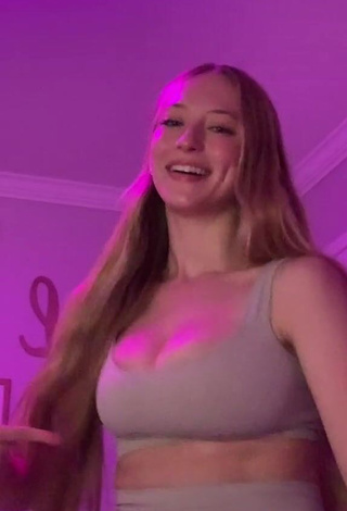 3. Hottie Sophia Diamond Shows Cleavage in Grey Crop Top and Bouncing Big Boobs