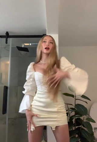 Erotic Sophia Diamond Shows Cleavage in White Crop Top and Bouncing Breasts